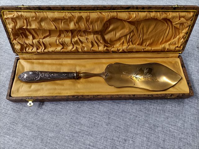 Pelle à tarte manche argent fourré. 2tat neuf. En coffret.