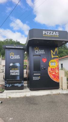 deux distributeurs automatiques au bord de la route