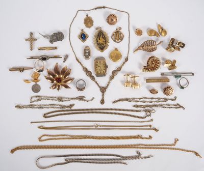 une collection de bijoux comprenant un collier, un bracelet et d'autres articles