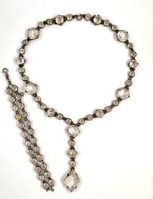 gros plan d'un collier sur une surface blanche