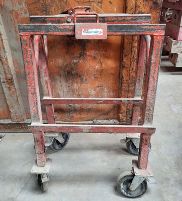 une photo d'un chariot de chantier métallique rouge dans un entrepôt