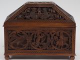 une vieille boîte en bois ornée de sculptures sur un fond blanc