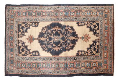 un tapis persan antique avec un motif de médaillon sur fond blanc