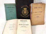 plusieurs vieux livres posés les uns sur les autres sur une table