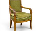 une image représentant une chaise en bois dont l'assise est rembourrée de tissu vert