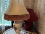 une lampe posée sur une table près d'une fenêtre