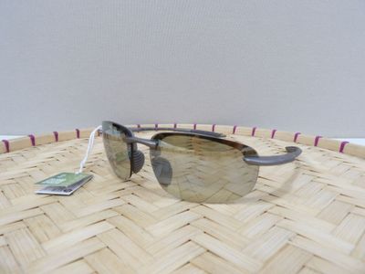 une paire de lunettes de soleil posée sur un panier tressé