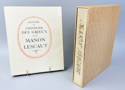deux livres posés l'un à côté de l'autre sur une table