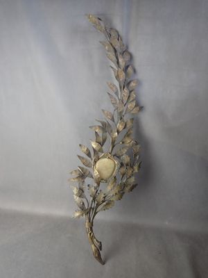 un vase en argent orné d'une fleur, posé sur une table