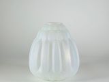 un vase blanc posé sur une table