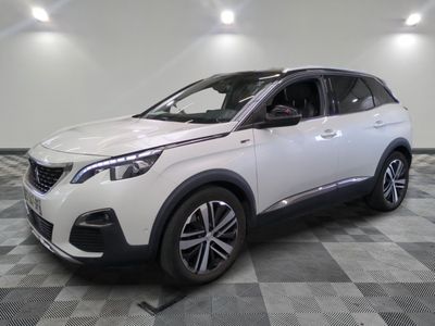 une voiture blanche est garée dans une pièce au sol à carreaux