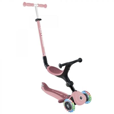 La trottinette est rose et a un guidon noir.