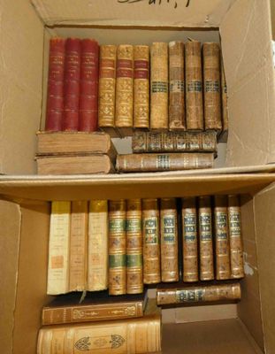 une boîte en carton remplie de vieux livres posée sur une étagère