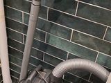 une photo d'une salle de bains avec un aspirateur et un lavabo