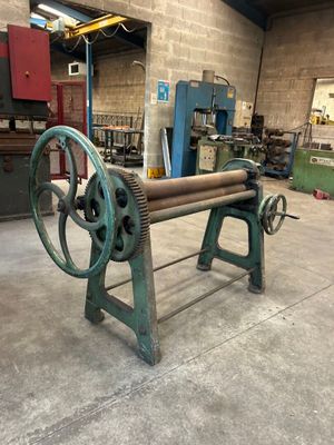 une grande machine installée dans un bâtiment