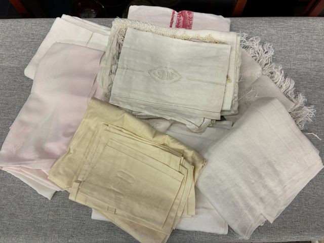 Important lot de linges anciens : 8 nappes dont une avec 6 servie