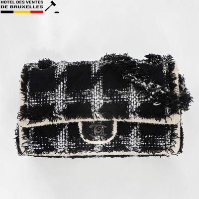 sac à main en tweed à carreaux noirs et blancs, avec une bandoulière en chaîne