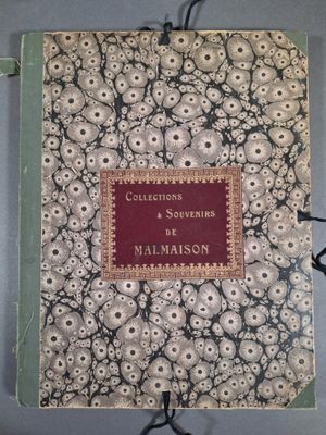 un gros plan d'un livre sur lequel est posé un bouquet de fleurs