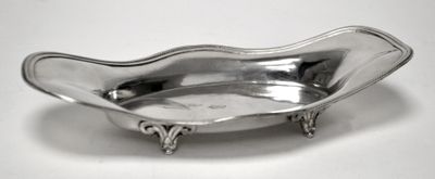 BASSIN d'HUILIER en argent sur quatre pieds, de forme ovale, à bord go