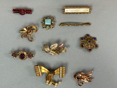 de nombreux types de broches et d'épingles disposés sur une table