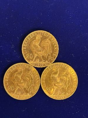 trois souverains d'or sur fond bleu