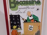 une image représentant un livre devant lequel se tient un enseignant