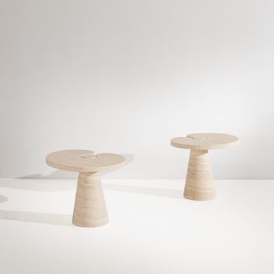 deux petites tables en bois posées sur un plan de travail blanc
