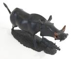 statue d'une vache noire à cornes posée sur un fond blanc