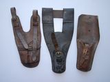trois types différents d'étuis en cuir sur un fond blanc
