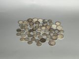 une pile de pièces de monnaie posée sur une surface blanche