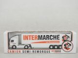 une boîte blanche sur laquelle figure un logo orange et noir