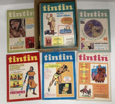 Quatre albums de Tintin sont posés sur une table