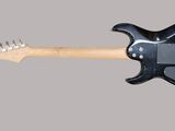 une guitare électrique au corps noir sur fond gris