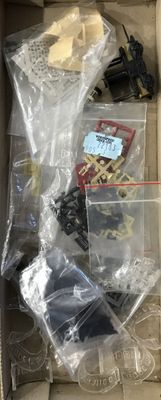 une boîte remplie de Lego et d'autres jouets