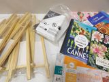 un grand nombre d'objets posés sur une table