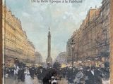 la couverture d'un livre sur laquelle figurent des personnes marchant dans une rue