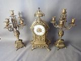 plusieurs types différents d'horloges anciennes et de lustres posés sur une table
