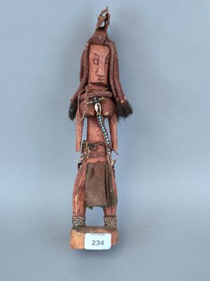 une image représentant une statue en bois d'un homme muni d'une épée