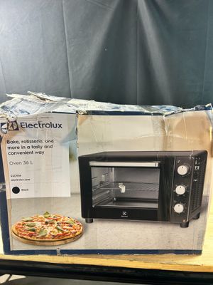 une boîte contenant une pizza, posée sur une table