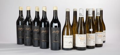 six bouteilles de vin sont alignées sur une table