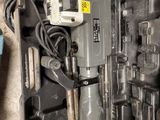 une image représentant une perceuse dans une boîte à outils