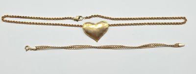 deux bracelets en or en forme de cœur et un bracelet en or à maillons