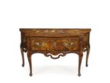 une vieille table en bois avec des tiroirs