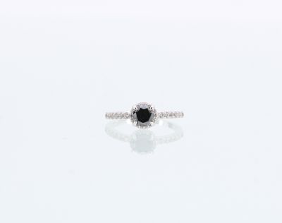 une bague de fiançailles sertie d'un diamant noir entouré de diamants blancs