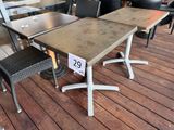 des tables et des chaises sur une terrasse en bois, avec une étiquette indiquant le prix