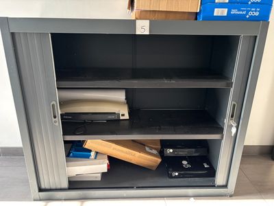 une armoire métallique qui contient de nombreux objets