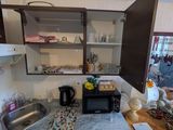 une petite cuisine équipée d'un micro-ondes, d'un évier et d'un four à micro-ondes