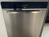 lave-vaisselle en acier inoxydable avec un distributeur d'eau sur le dessus
