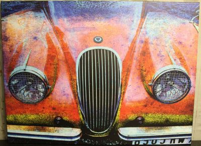 peinture représentant une vieille voiture sur un mur d'une pièce