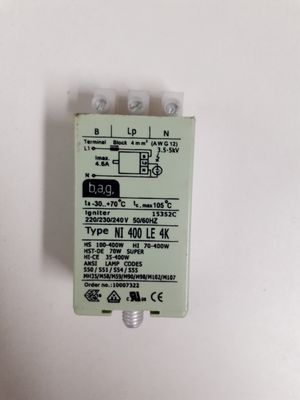 un gros plan d'un petit appareil électronique posé sur une surface blanche